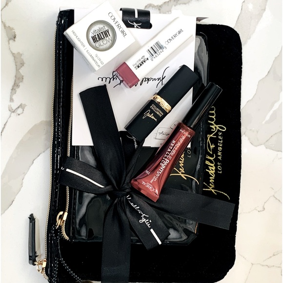 Kendall & Kylie 2 pieces Silver Metallic pouches and 4
makeup items Gift Set - Picture 7 of 8